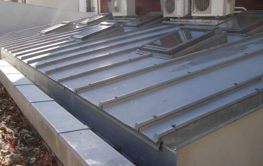 Agrandissement avec toiture en Zinc à tasseau et Châssis Velux Proche Lillebonne 76