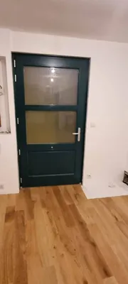 Vue intérieure de la porte d'entrée en essence de bois sur Lormont proche de Bordeaux