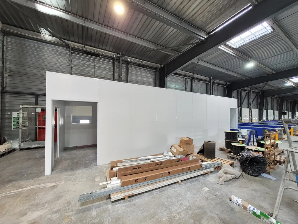 Pose de cloisons amovibles TIASO et cabine atelier avec plafonds en plaques de plâtre à Marseille pour GLS