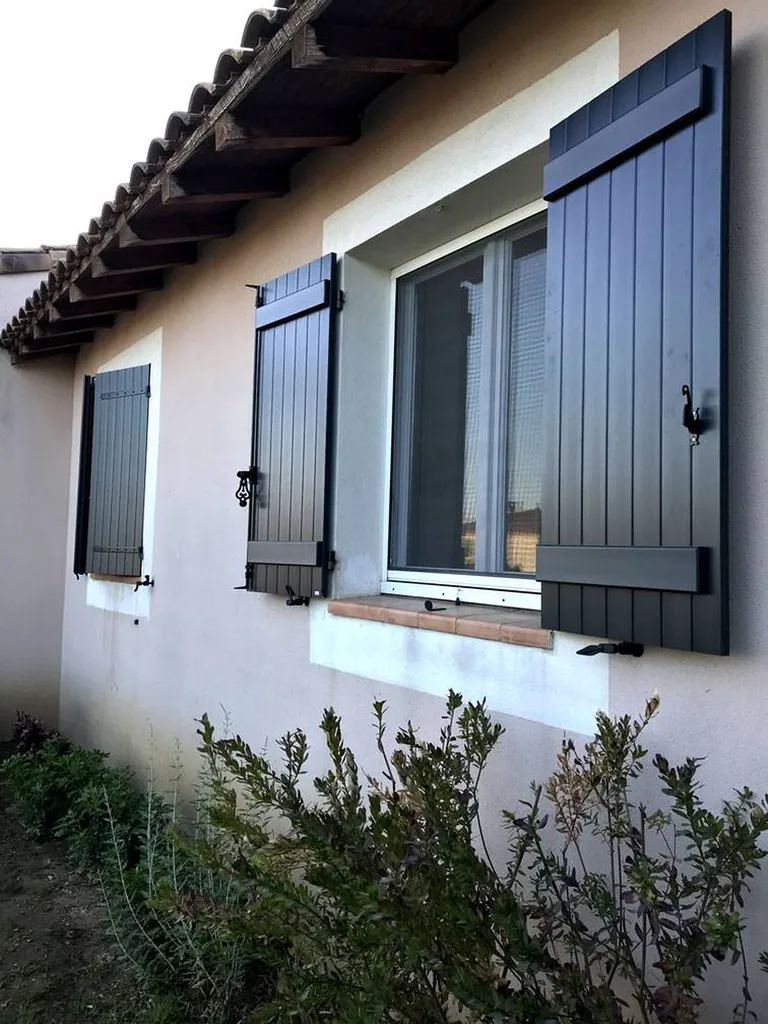Pose de volets résine en Occitanie, Nîmes, Marguerittes, Saint Anastasie