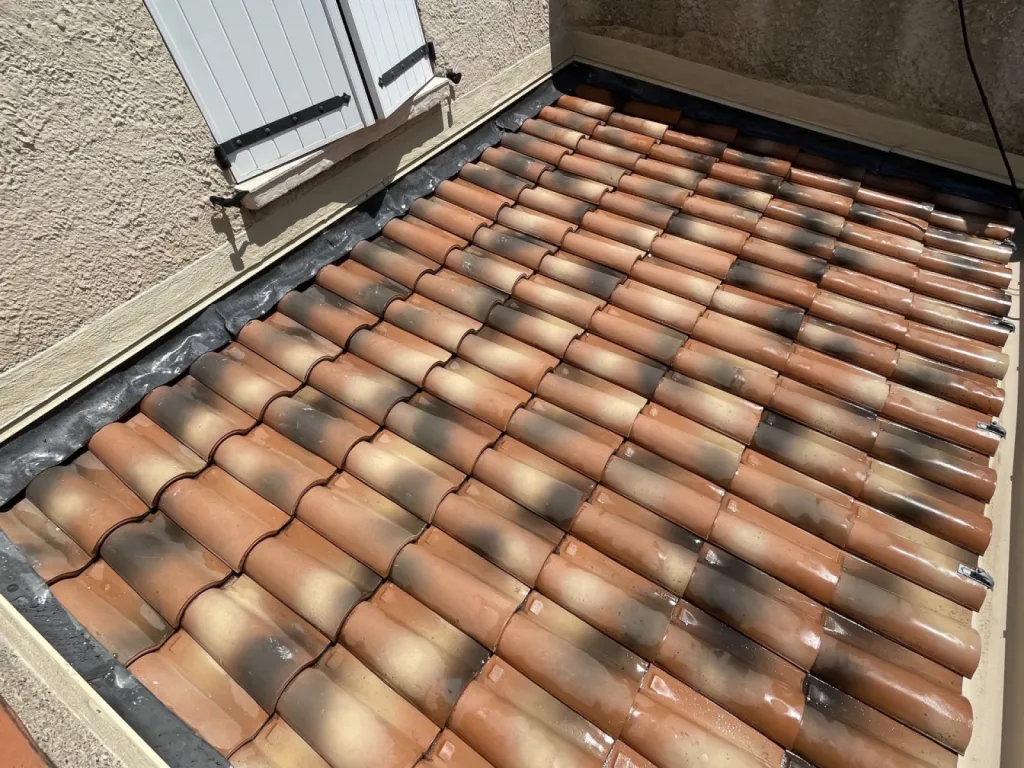 Nettoyage de toiture en tuile mécanique Romane d'une maison individuelle sur Martigues