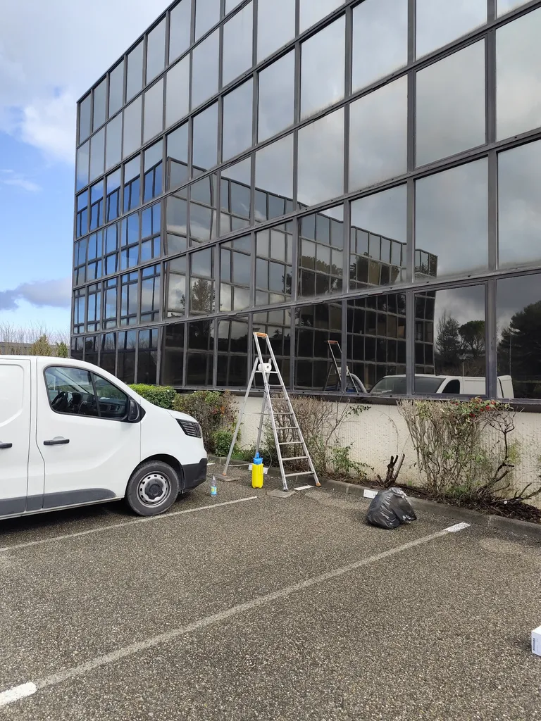 INSTALLATION SUR BATIMENT DE BUREAUX FILMS NATURAL 80 XC PROTECTION CONTRE LA CHALEUR ET LUMINOSITÉ SUR AIX LA DURANNE 13