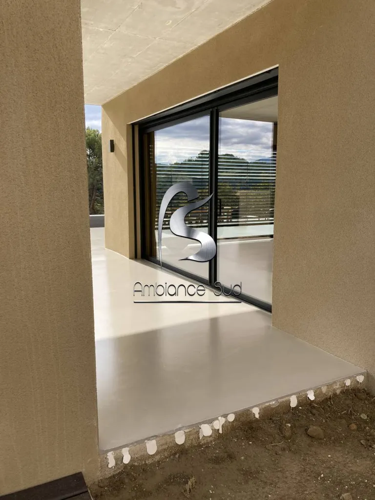 Béton ciré extérieur pour terrasse et piscine par un applicateur qualifié près de Saint Tropez 83 Var