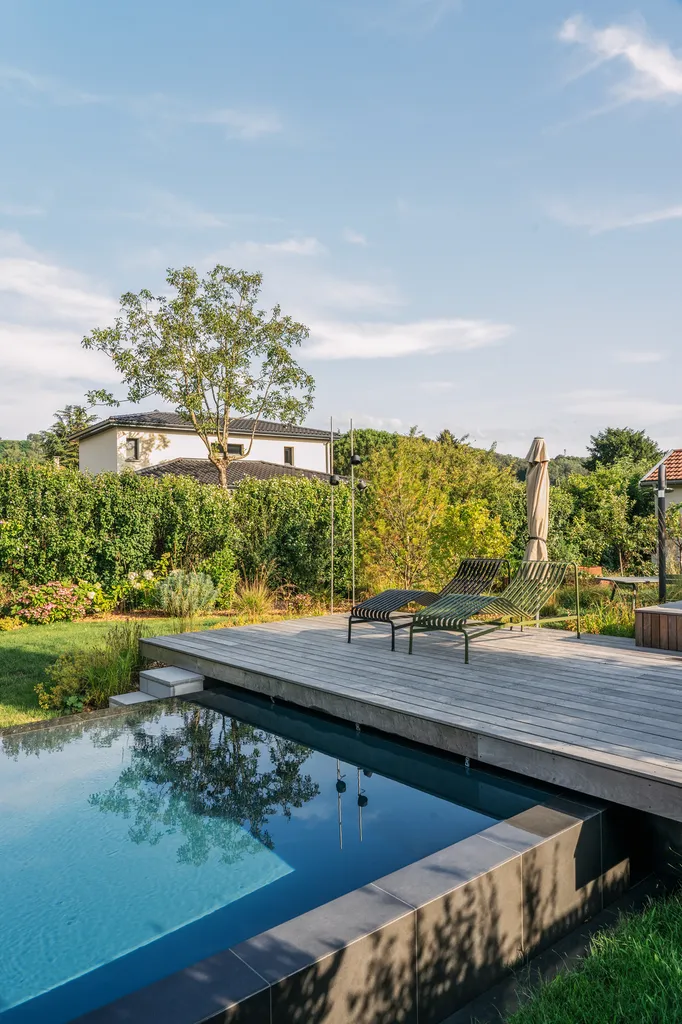 Aménagement paysager complet avec piscine, spa et plantations dans un jardin contemporain à Fleurieu-sur-Saône (69250)