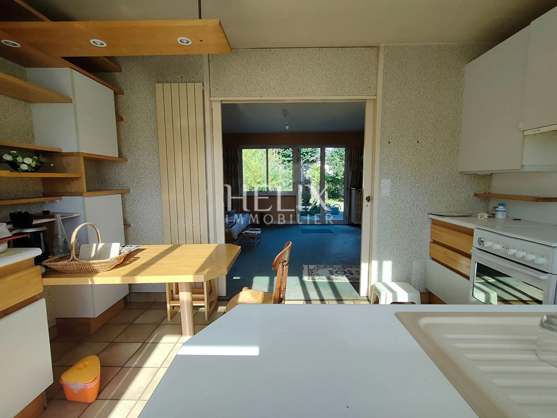 Maison familiale pleine de charme de 195m2 à rafraichir sur un beau terrain de 750m2 à 15mn à pieds de la gare de Maisons Laffitte comprenant un double séjour avec cheminée et 5 chambres.