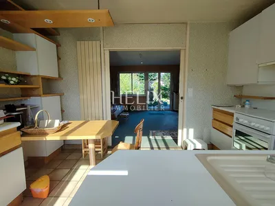 Maison familiale pleine de charme de 195m2 à rafraichir sur un beau terrain de 750m2 à 15mn à pieds de la gare de Maisons Laffitte comprenant un double séjour avec cheminée et 5 chambres.