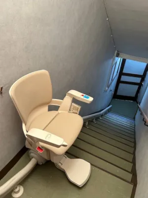 OTOLIFT Smart sur son point de charge dans cet escalier intérieur 1/4 tournant près de Gap