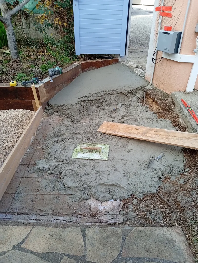 Création d'une dalle à Brignoles avec reprise de peinture pilier de portail