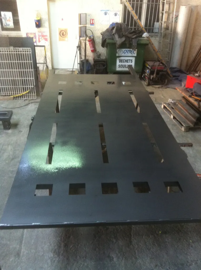 PORTAIL MODERNE COULISSANT FABRIQUE SUR MESURE DANS NOS ATELIERS DE FERRONNERIE A MARTIGUES