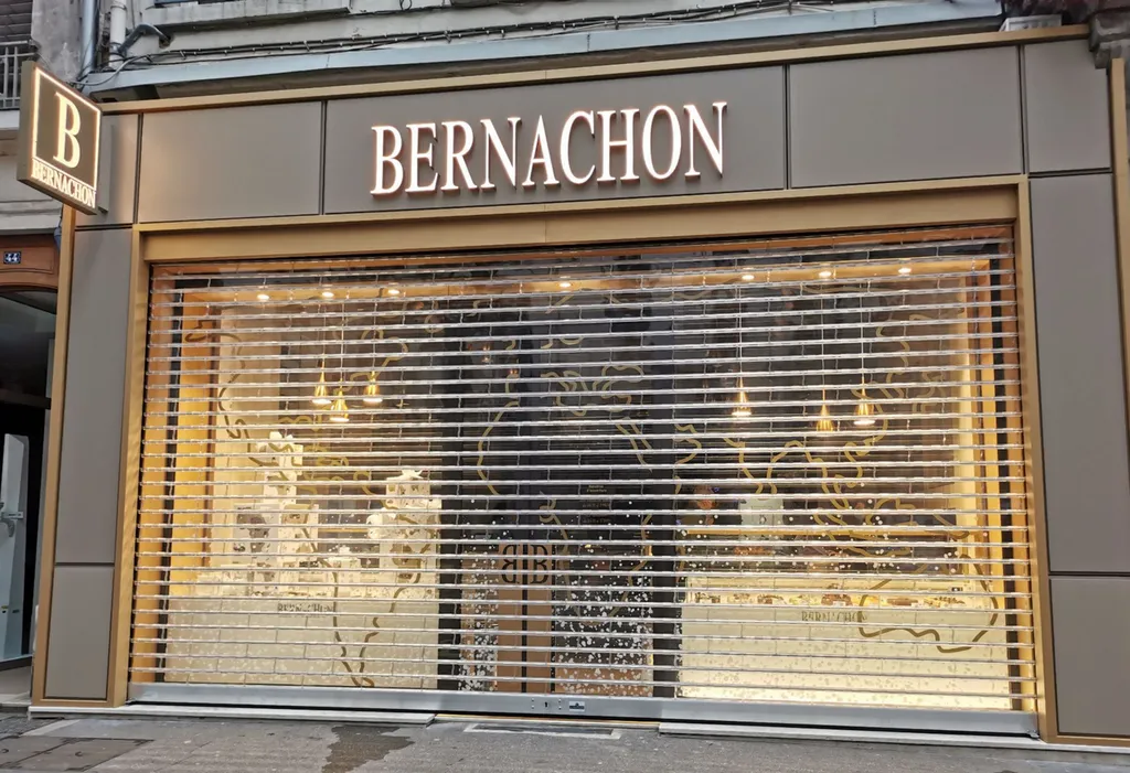 Rideau métallique transparent pour vitrine de commerce Bouches du Rhône PACA