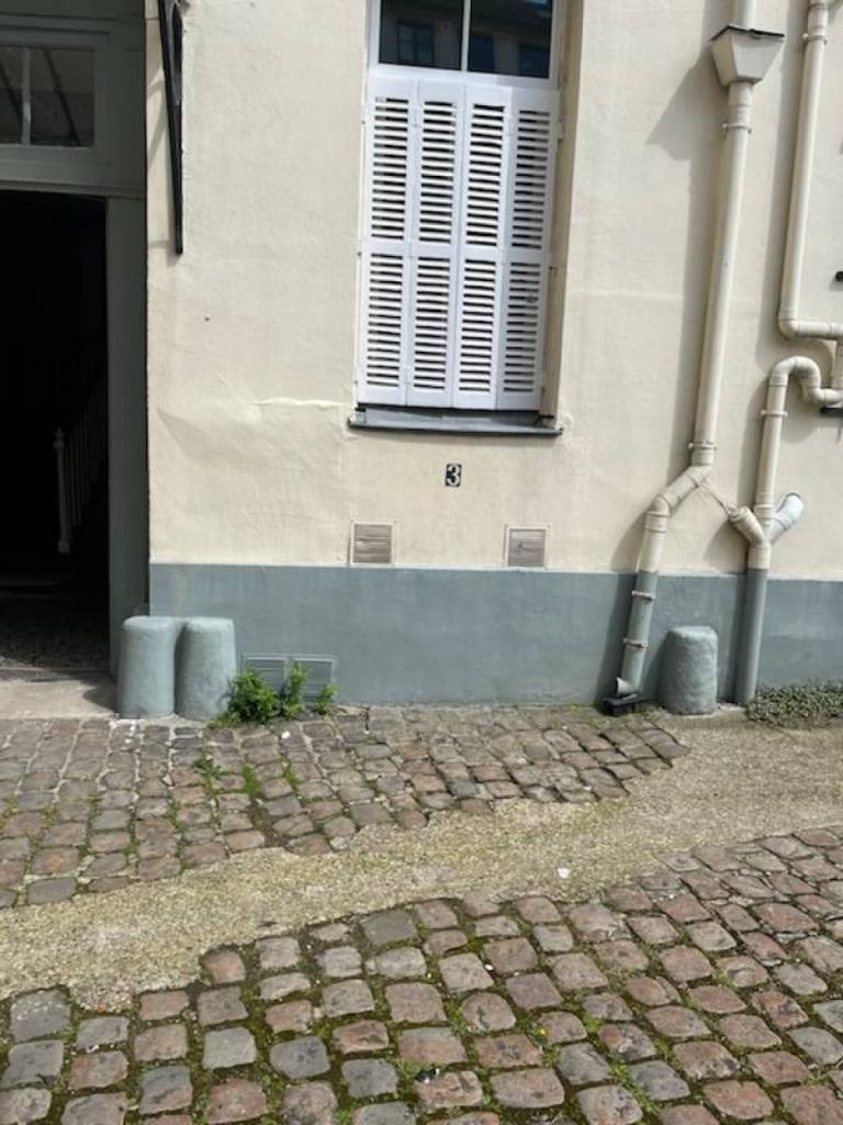 Située au 16 rue des Carmélites à Rouen