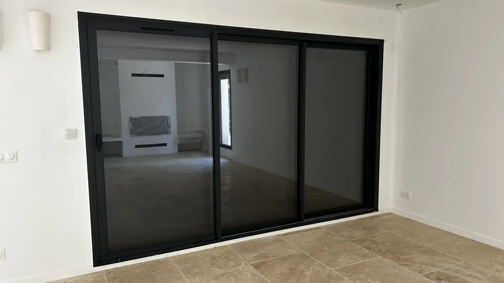 INSTALLATION de menuiserie aluminium sur Aix-en-Provence, en coloris gris anthracite