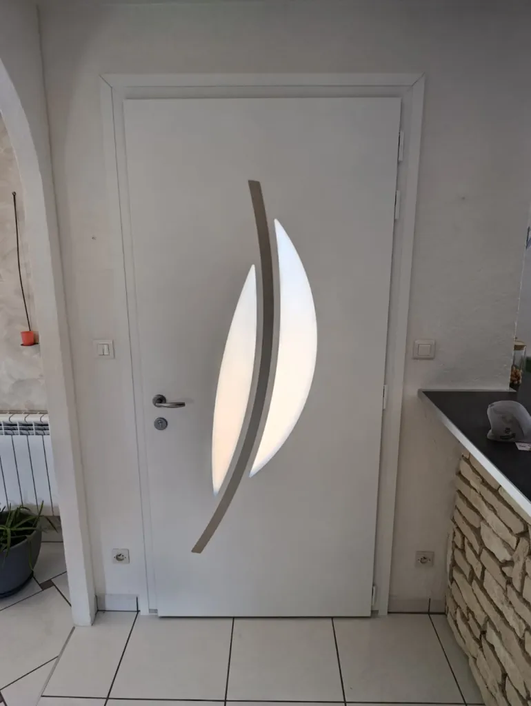 Installation d’une porte d’entrée sur mesure en aluminium monobloc Euradif modèle VALERIANE sécurisée à Marcilly-sur-Tille et en Côte-d’Or