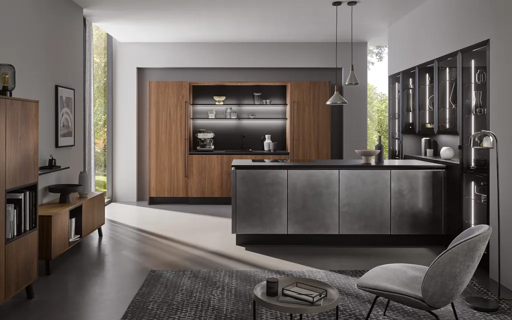 Îlot central en acier industriel et plan de travail noir pour cuisine sur-mesure proche de Balma