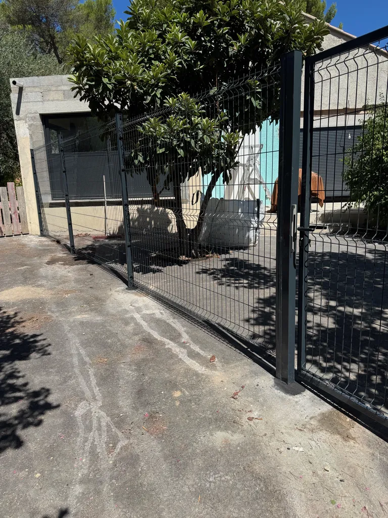 Réalisation d’une clôture et d’un portillon en panneaux soudés à Plan-d’Orgon