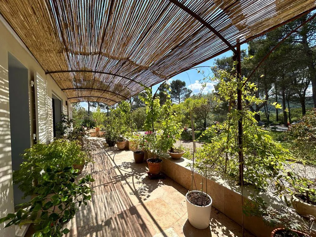 PERNES-LES-FONTAINES : MAISON DE PLAIN-PIED EN POSITION DOMINANTE AU COEUR D'UNE PINÈDE   