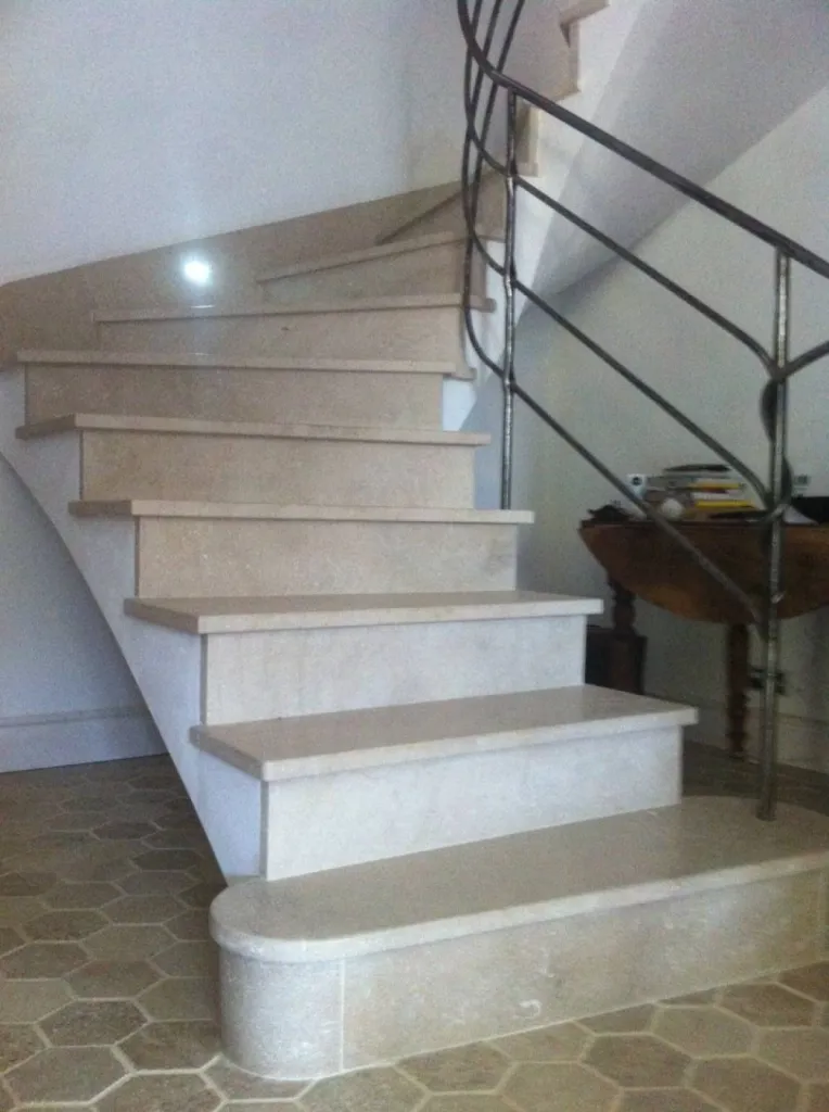 Dallage en pierre naturelle pour sol intérieur, terrasse et plage de piscine en extérieur. Quelle pierre choisir au 36 rue de Bourgogne à Paris ?