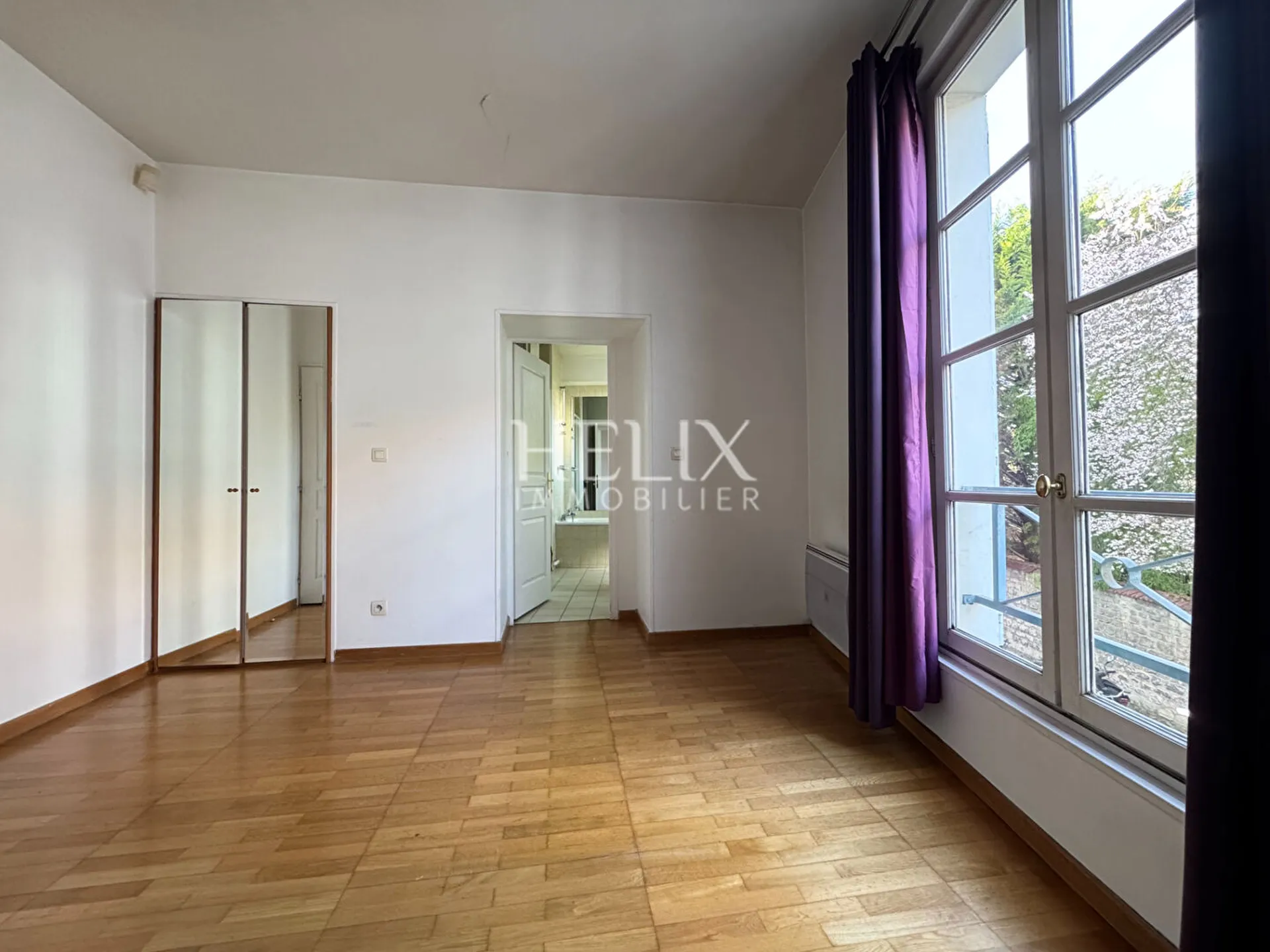 Saint Germain Laye, à 5 minutes à pied du RER A dans un immeuble ancien avec ascenseur en rez-de -jardin coup de coeur pour cet appartement de 4 pièces d'un e surface de 91 M²