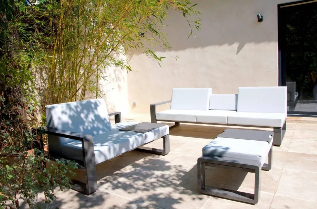 Réalisation d'un Pool house contemporain pour extérieur de villa