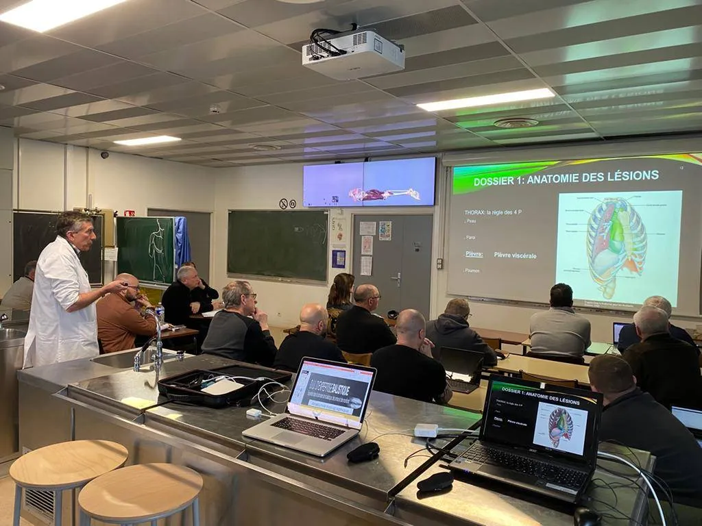 Diplôme en balistique lésionnelle, dispensé à la Faculté de Médecine et de Pharmacie de Rouen, le Docteur Julien Beldame intervient en tant que chirurgien-instructeur et expert à la cour d'appel de Rouen