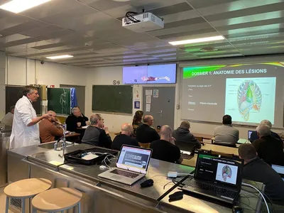 Diplôme en balistique lésionnelle, dispensé à la Faculté de Médecine et de Pharmacie de Rouen, le Docteur Julien Beldame intervient en tant que chirurgien-instructeur et expert à la cour d'appel de Rouen