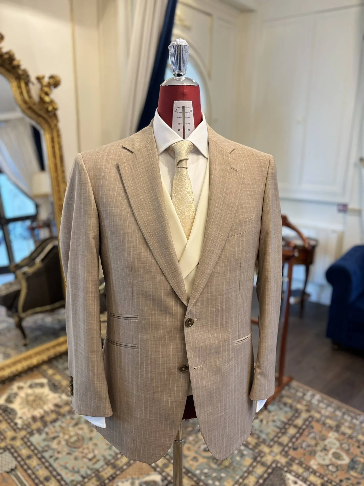 Costume 3 pièces sur mesure beige rayé Scabal