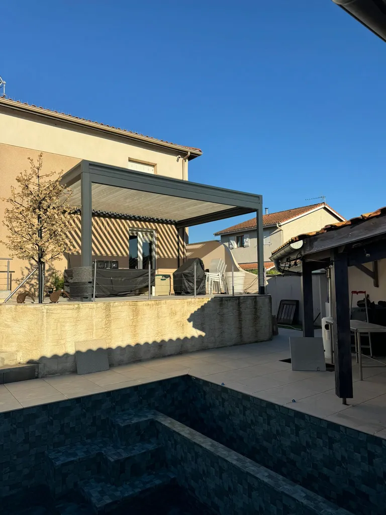 Pose d'une pergola Matest sur mesure à Chassieu proche Lyon avec des stores zippés et des lumières leds