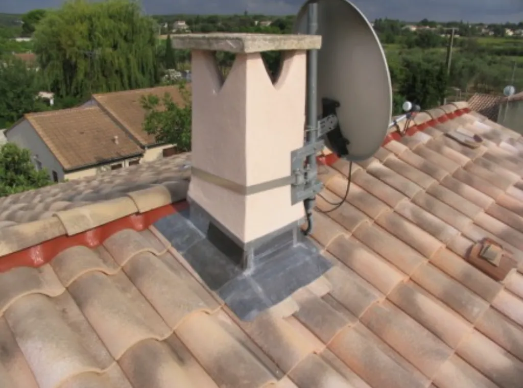 Reprise complète d’étanchéité de cheminée sur une toiture en tuiles pour la protection durable de l'habitat