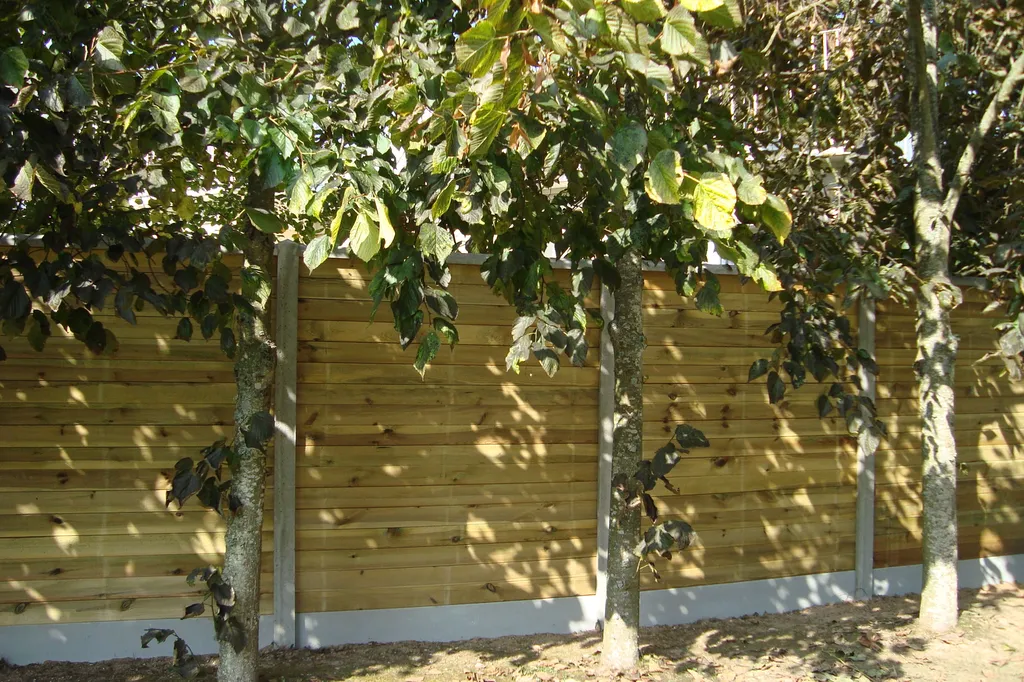 Installation de Clôture occultante mix bois béton, Brise-vue en lames bois et Soubassements béton à Deauville dans le Calvados 14 et ses Alentours
