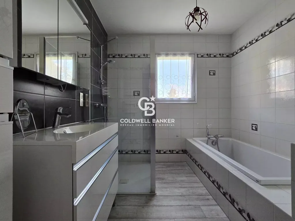 A vendre maison avec maison avec de beaux volumes lumineux