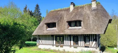 À vendre, proche de DEAUVILLE (14800) et de PONT-L'ÉVEQUE (14130), authentique chaumière normande avec son moulin à eau nichée dans un parc de plus de 9 000 m².