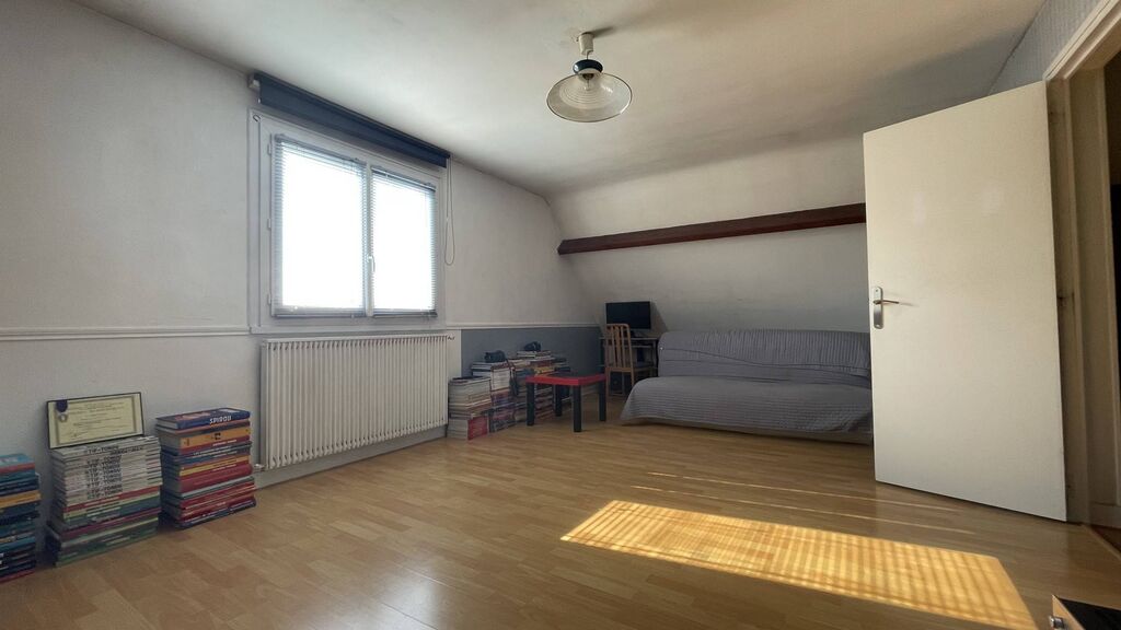 Maison avec cuisine aménagée et salon lumineux – Dieppe : Des pièces de vie conviviales avec accès direct à l’extérieur.