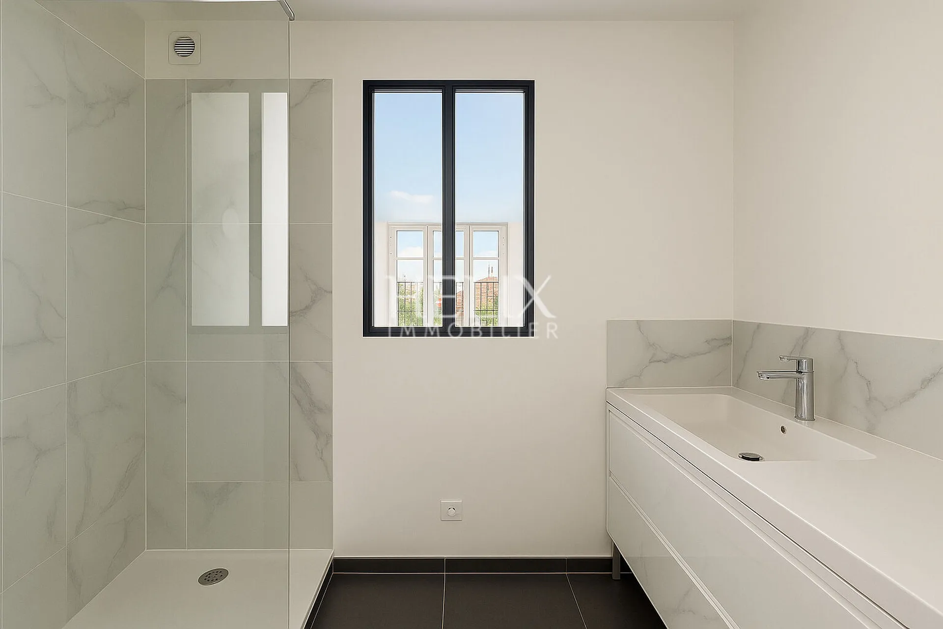 une salle de bains neuve