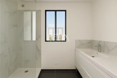 une salle de bains neuve