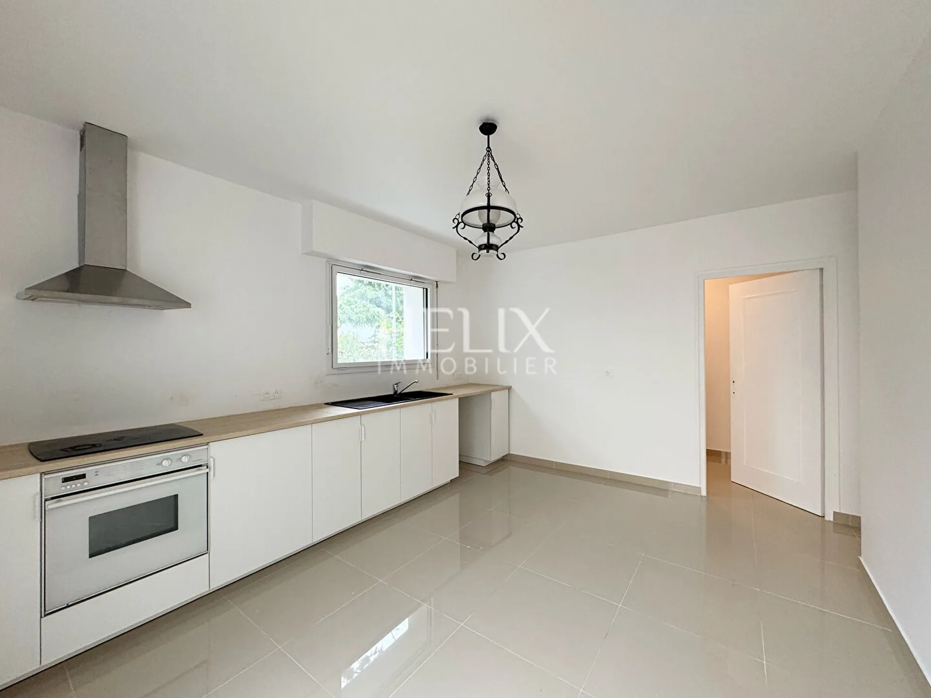 En exclusivité à vendre Orgeval une jolie maison de 210 M²  édifiée sur terrain de 834 M², 5 minutes à pied du centre ville, commerces , proche école Jeanne d'Arc.