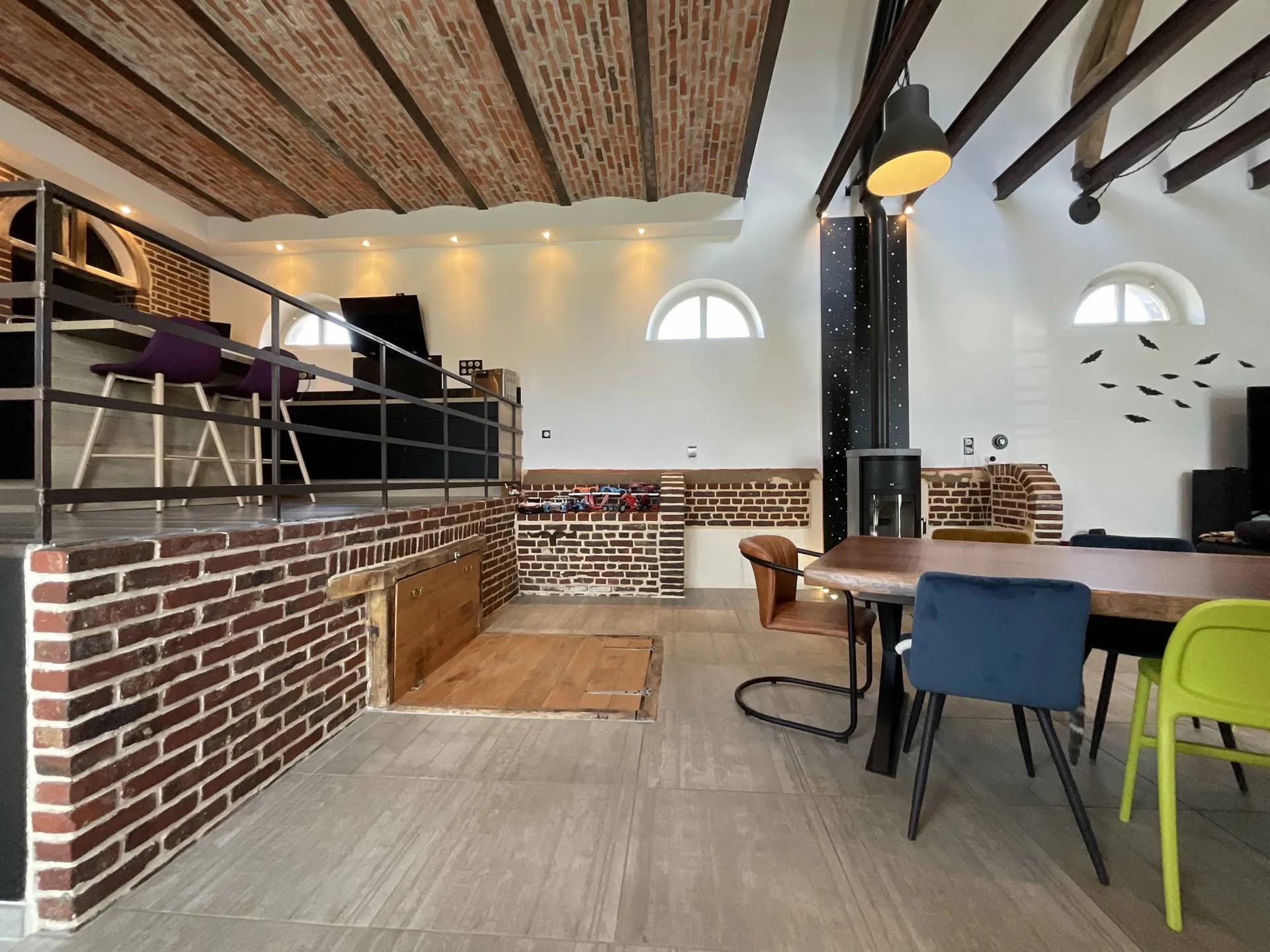 A vendre longère de 345m² habitables et environ 400m² de surface utiles, sur un terrain de 2800m², clos au calme.