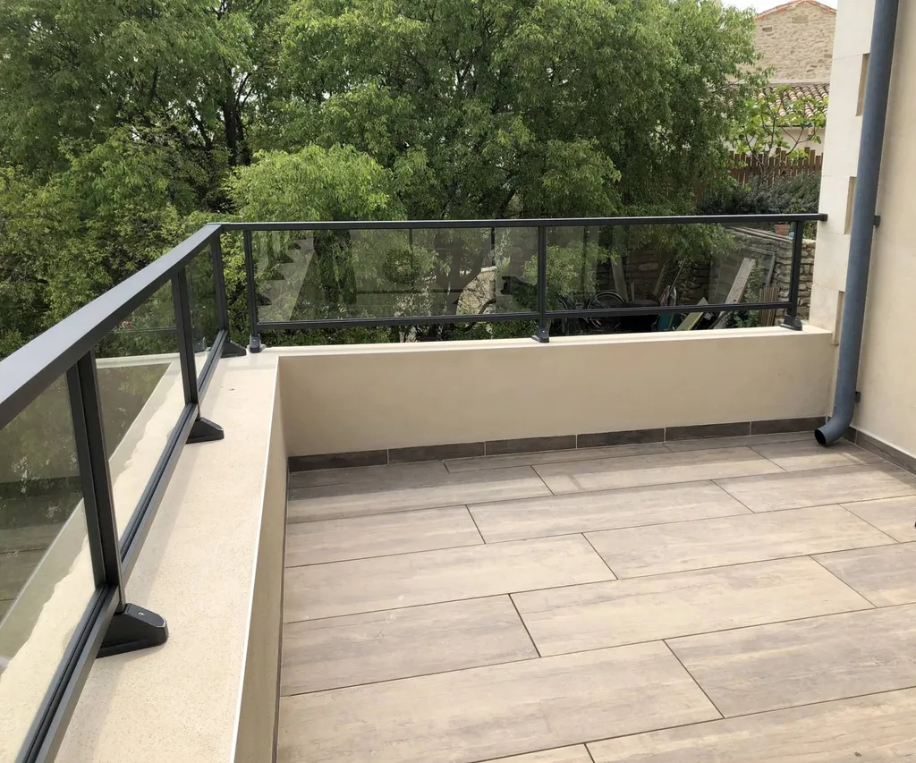 Pose de garde-corps en aluminium et en verre dans le Luberon
