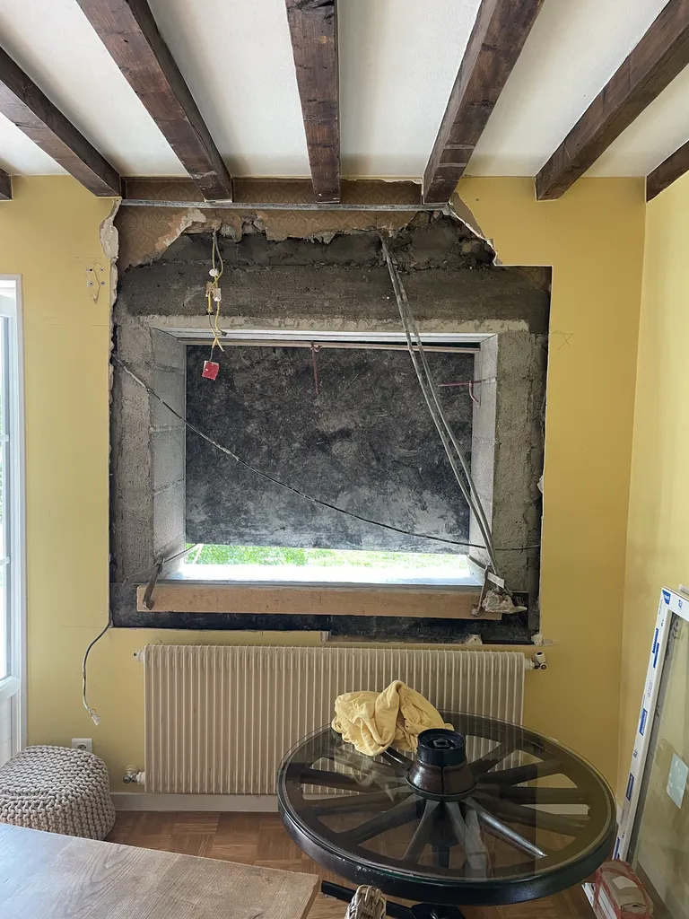 Réalisation des jambages et mise en place d’un prélinteau en béton armé pour assurer la solidité de l’ouverture lors de la création d’une fenêtre