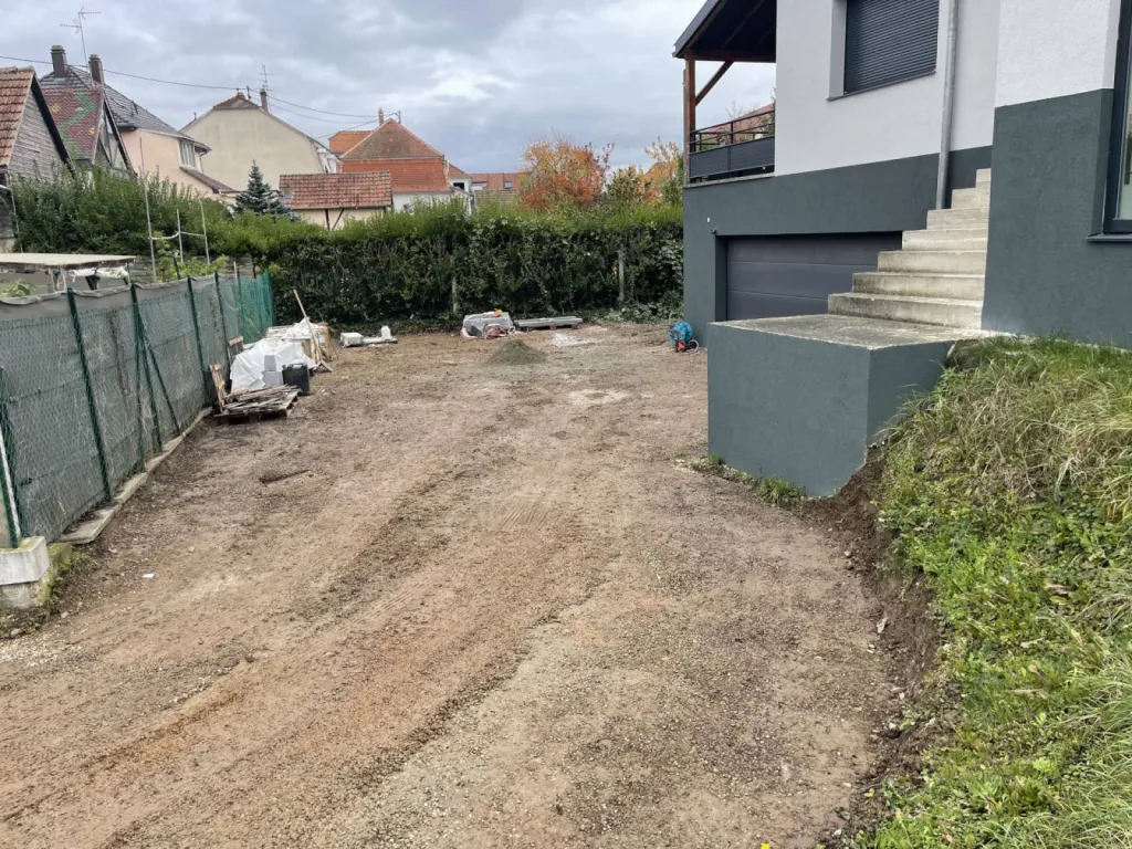 Travaux de terrassement pour une voie d’accès d’une maison à Haguenau près de Strasbourg