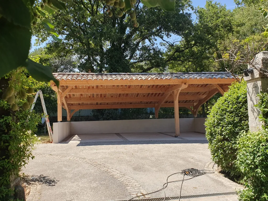 Trouver un professionnel pour installer un carport en bois sur mesure à Aix en Provence