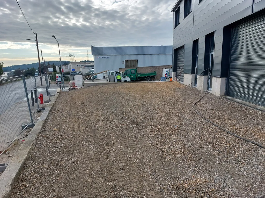 Réalisation du parking d'un entrepôt en enrobé de bitume noir à Septême les Vallons dans les Bouches du Rhône