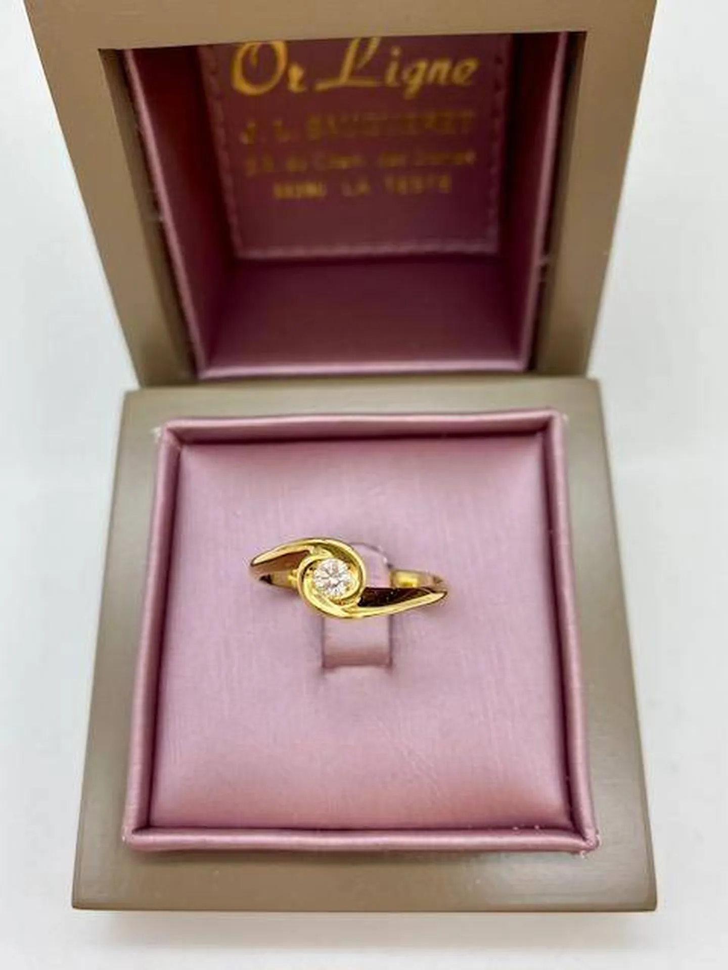 Acheter en ligne une bague solitaire en or 750/1000ème et diamant forme tourbillon chez Or Ligne à La Teste de Buch
