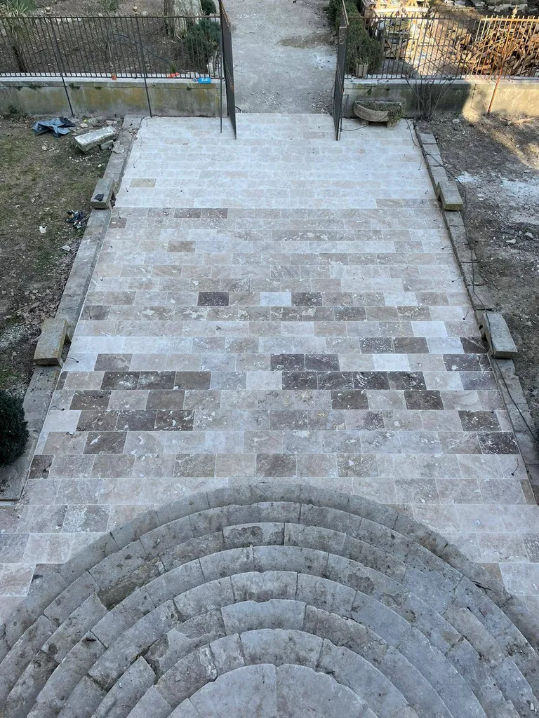 DALLAGE EXTERIEUR EN TRAVERTIN BEIGE COMMERCIAL