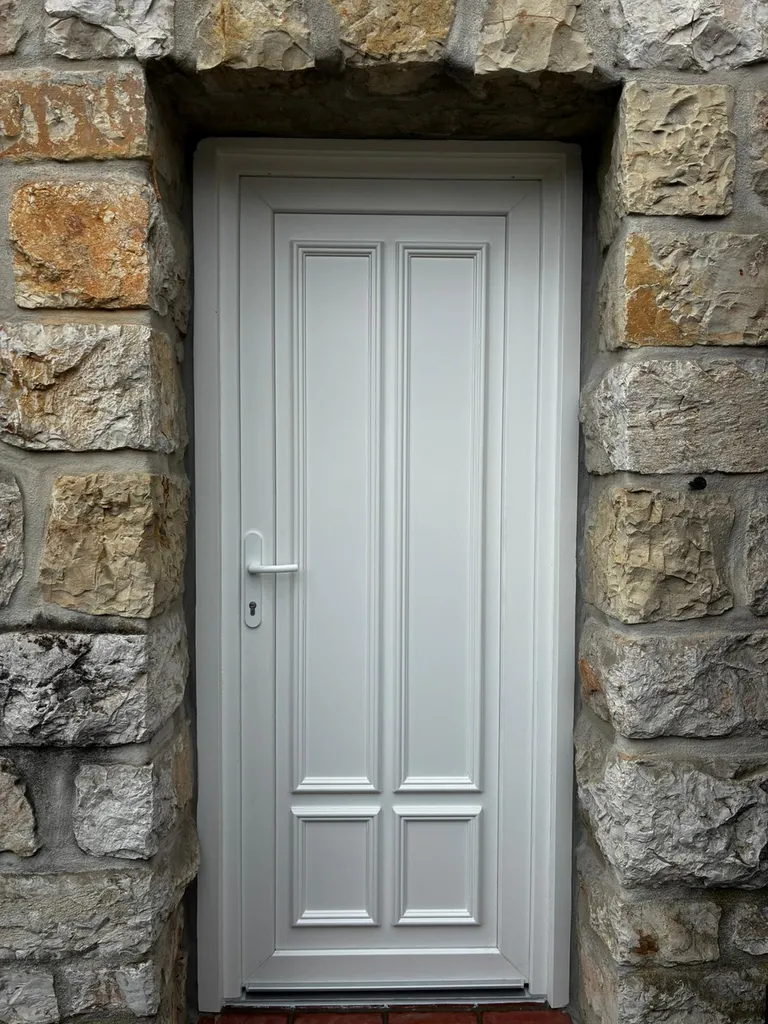 Pose d'une porte d'entrée en PVC à Contes près de Nice