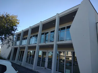 Plateau de bureaux lumineux à louer, climatisés et fibrés avec open-space et balcon, au 1er étage dans immeuble moderne dans la zone Tecnosud2 à Perpignan dans les Pyrénées-Orientales.
