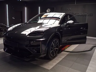 Découpe sur-mesure du PPF film de protection XPEL pour un ajustement parfait sur les courbes du Porsche Macan E 2025