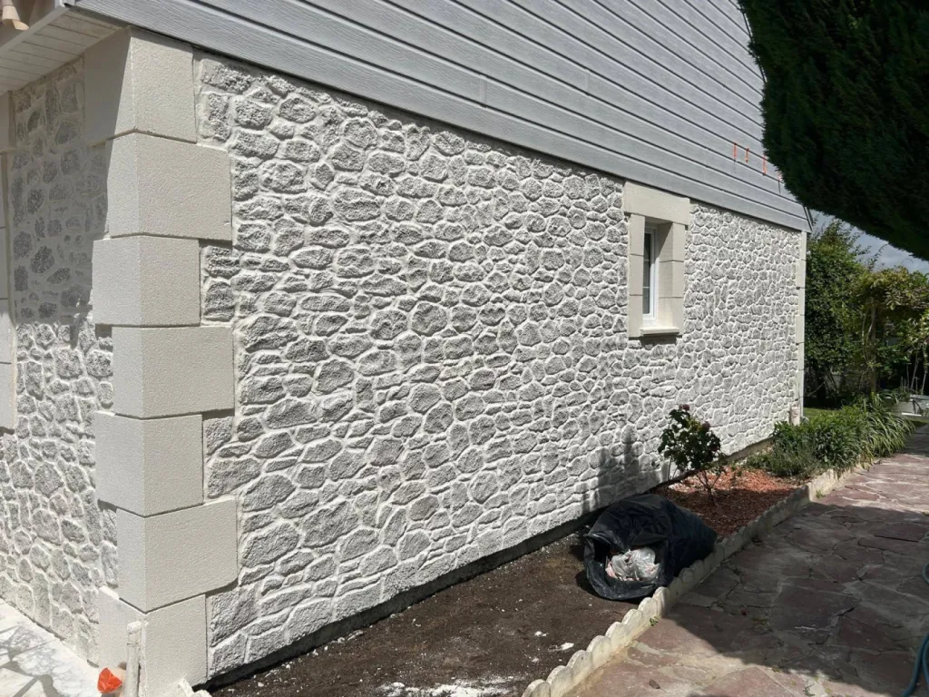 Le ravalement aspect pierre à la chaux aérienne pour les amateurs d'authenticité ou dans le cadre d'une obligation de conserver l'aspect d'origine pour les zones classées bâtiment de France