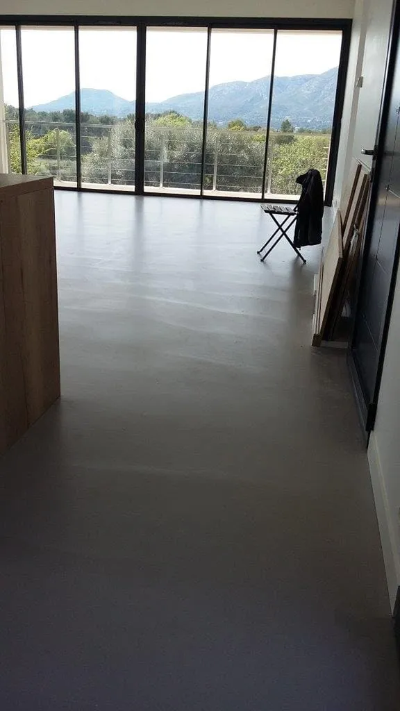 SOL EN BÉTON CIRÉ COULE AVEC UNE CHAPE MINCE FIBRE TEINTE A GEMENOS 13