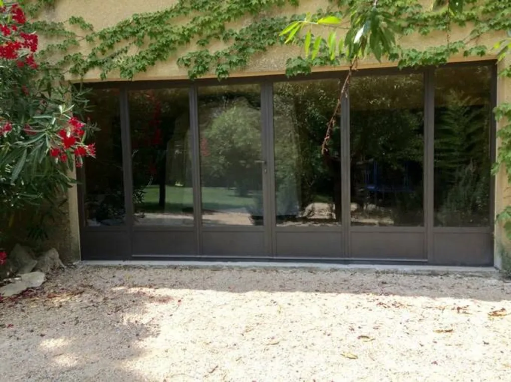 Rénovation d'un garage avec une baie vitrée en acier à Marseille