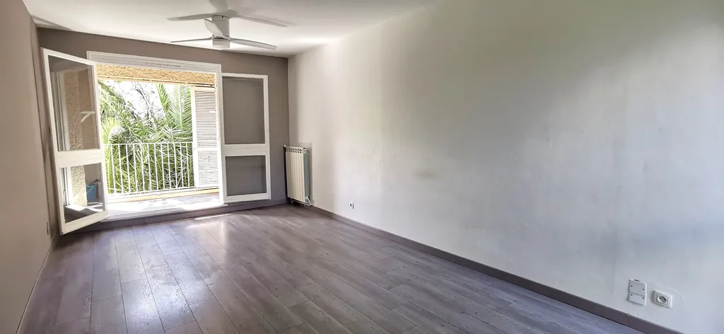 Vente appartement T4 Cassis  avec un balcon et une cave au sein d'une copropriété arborée avec parking aisé